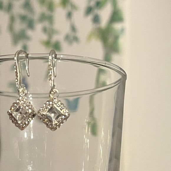 The Drop Dead Gorgeous Dangle Earring in white sapphire and 925 - Picture 7 of 7